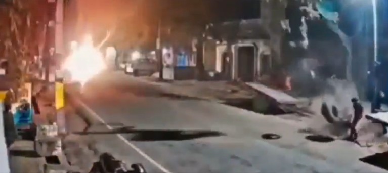 గాలి నింపుతుండగా పేలిన టైరు.. గాల్లో ఎగిరిన వ్యక్తి ( వీడియో)